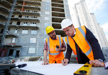 Expert réalisant un audit technique de bâtiment